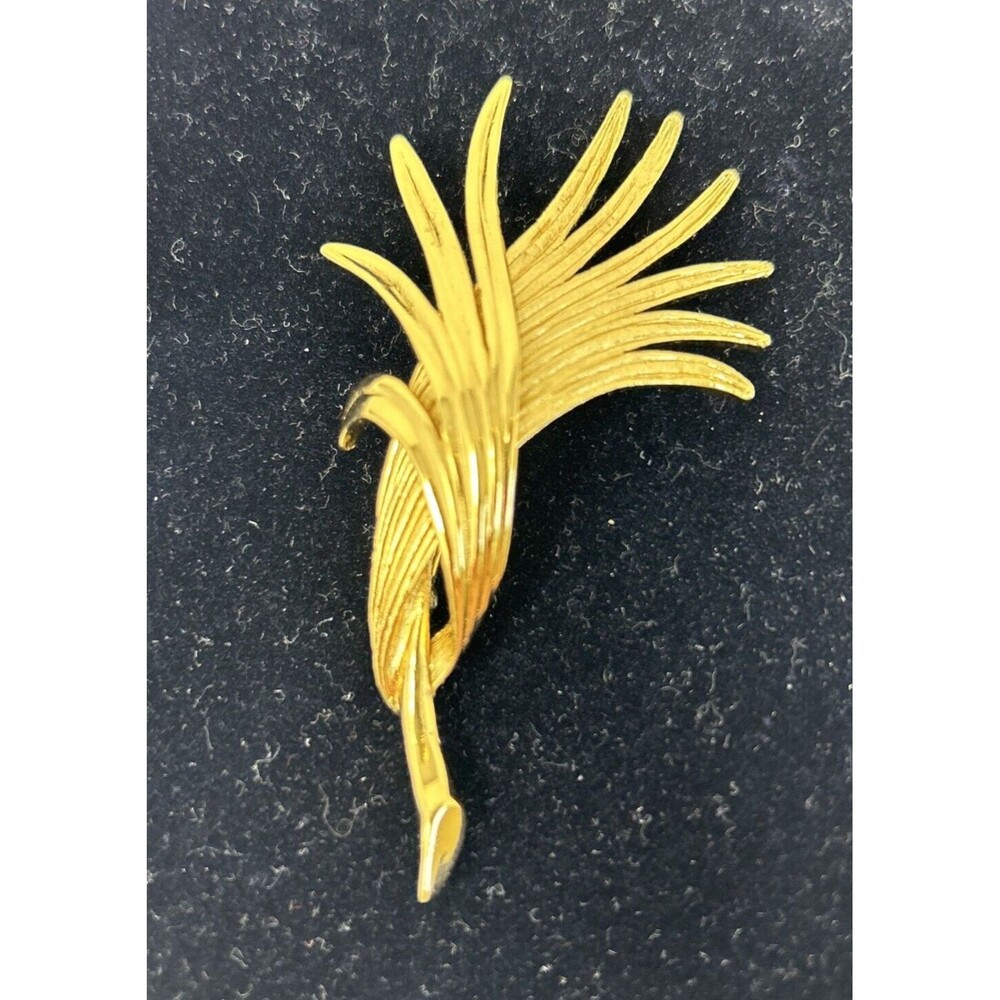 VINTAGE Monet Brooch Pin Gold Line Leaf B773 Beautiful EUC